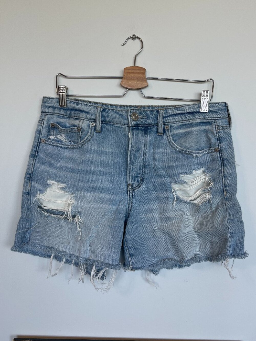 AMERICAN EAGLE DISTRESSED LIGHT DENIM SHORTS SIZE 8